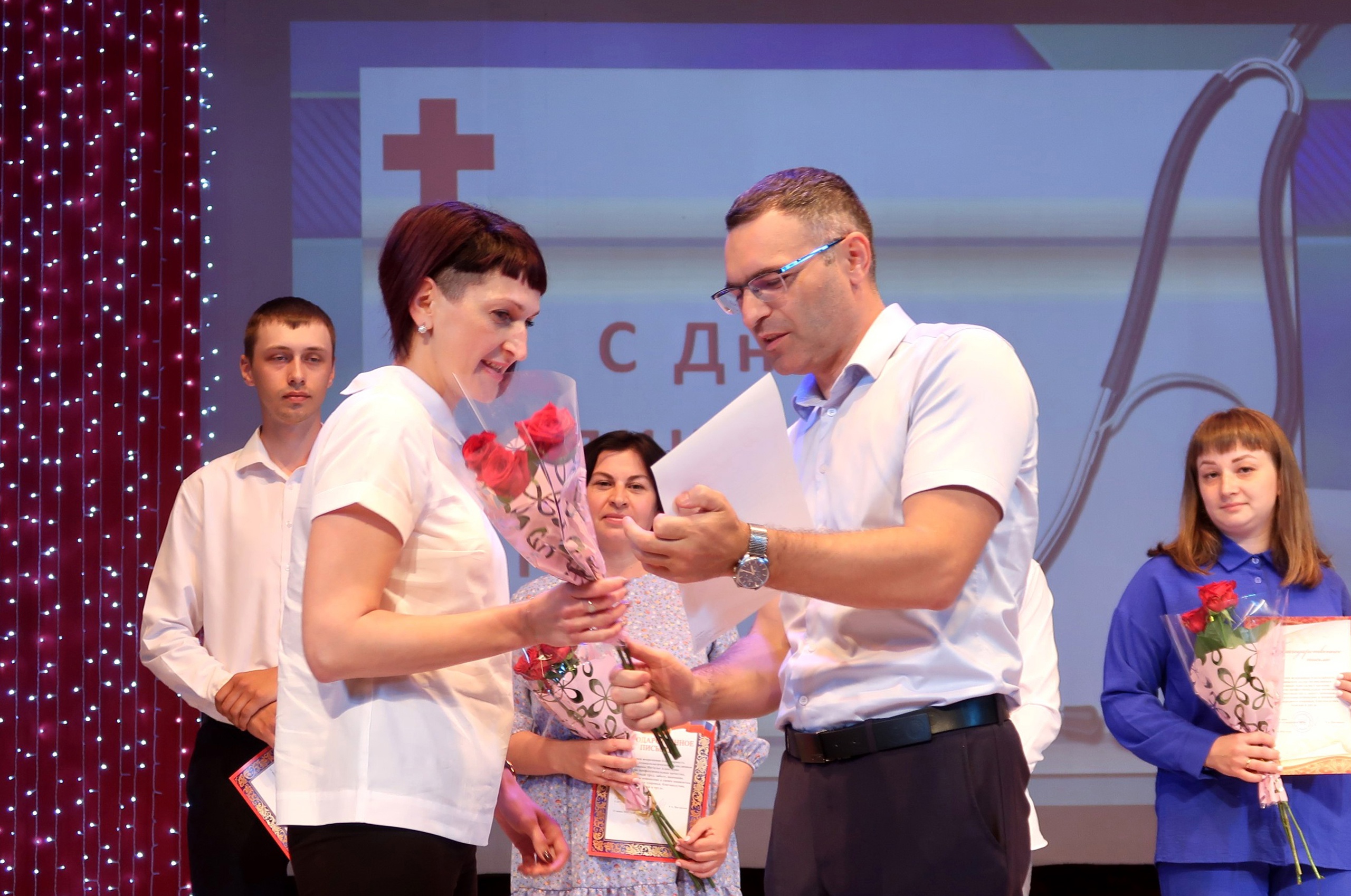 Герои в белых халатах Герои в белых халатах
