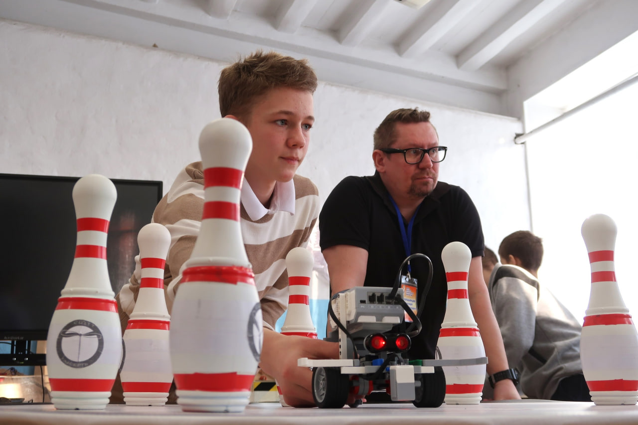 ИНЖЕНЕРЫ БУДУЩЕГО: в Сысерти прошли областные соревнования по робототехнике ИНЖЕНЕРЫ БУДУЩЕГО: в Сысерти прошли областные соревнования по робототехнике