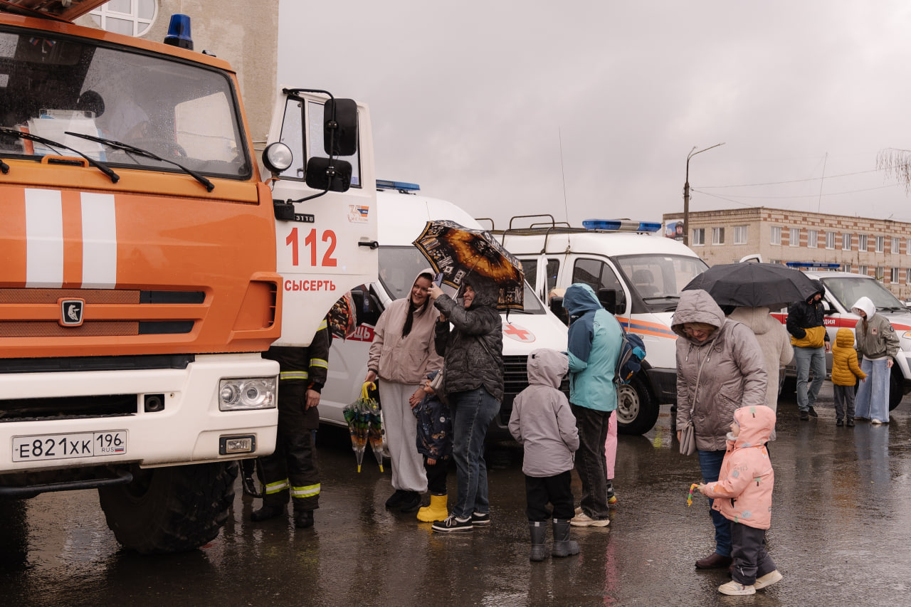 В Сысерти Первомай встретили выставкой спецтехники! В Сысерти Первомай встретили выставкой спецтехники!